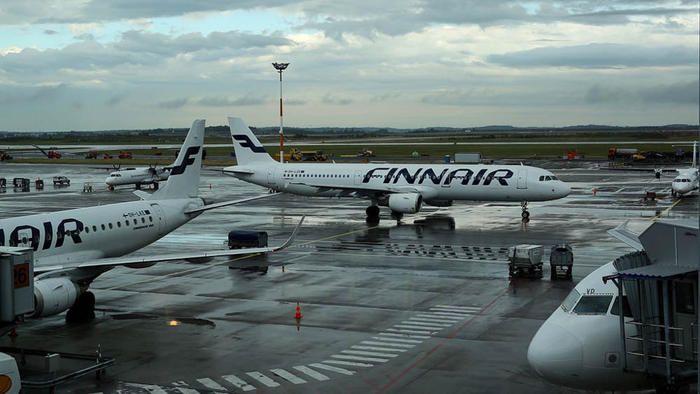 Finnairs flygplan på flygfält