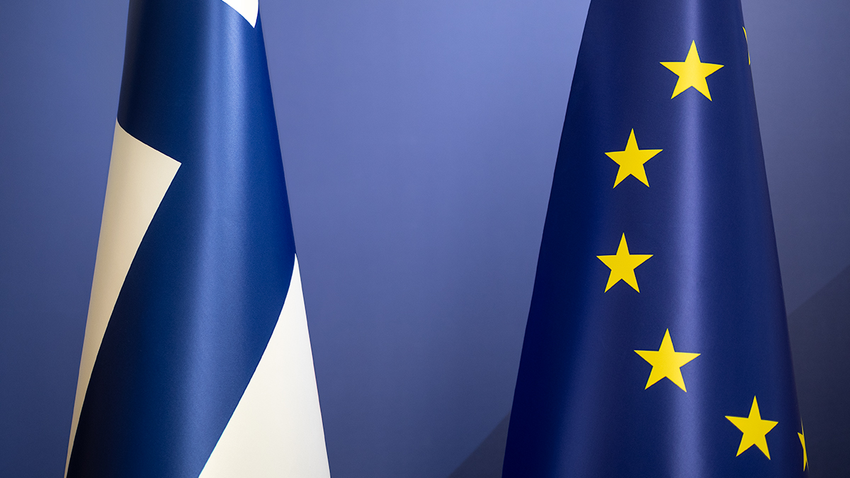 Suomen ja Euroopan unionin liput