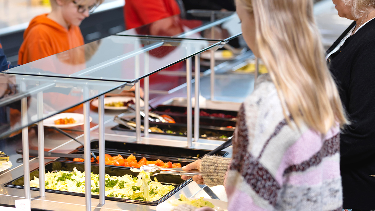 Oppilaat valitsevat salaatteja ruokalinjastolta.