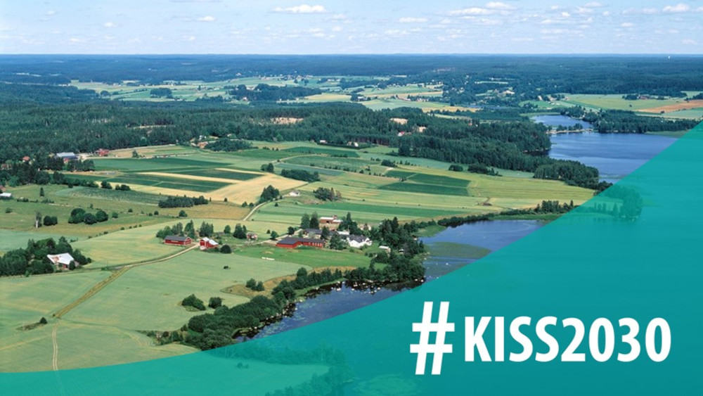 Ett foto av landsbygden på sommaren med ett kännetecke av KISS2030.