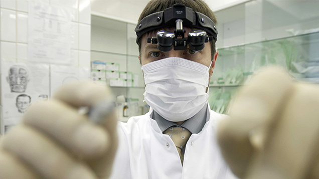 Tukimusta tekevä lääkäri.