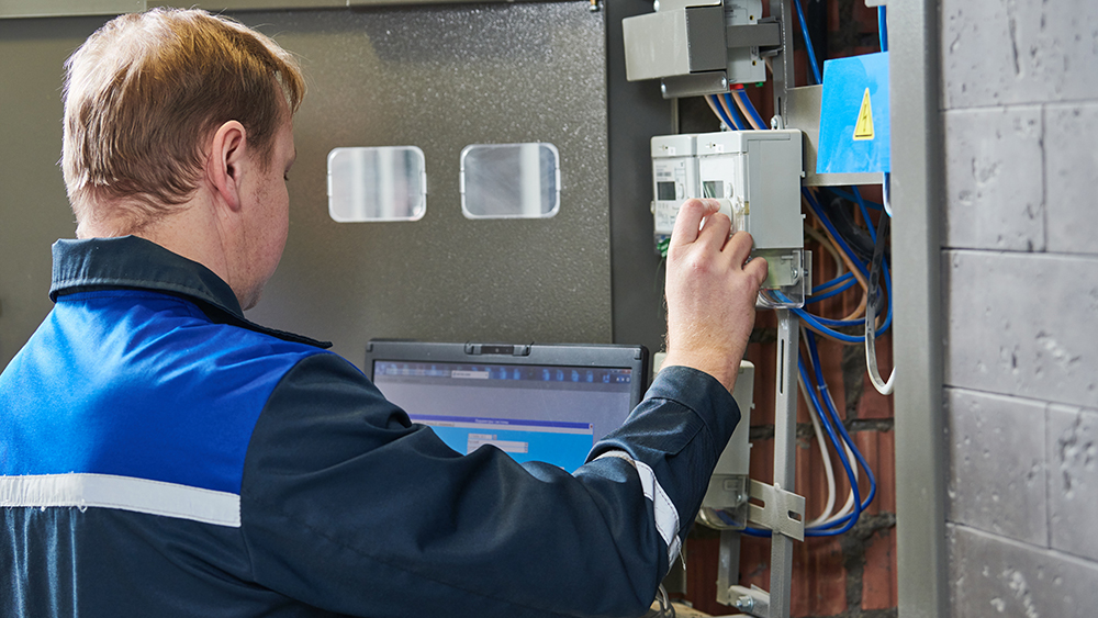 Huoltomies tarkistamassa sähkömittaria