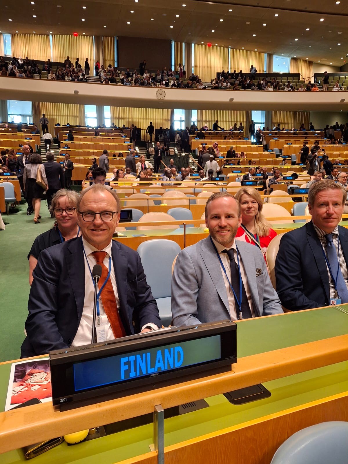 Suomen valtuuskunnan jäseniä HLPF:n avajaisistunnossa: Hannele Tikkanen, yksikönvetäjä, Suomen pysyvä YK-edustusto; Risto Artjoki, pääministerin valtiosihteeri, valtioneuvoston kanslia; Mika Poutala, kansanedustaja, tulevaisuusvaliokunnan jäsen; Jenny Haukka, lähetystöneuvos, ulkoministeriö; Pasi Hellman, alivaltiosihteeri (kehityspolitiikka), ulkoministeriö