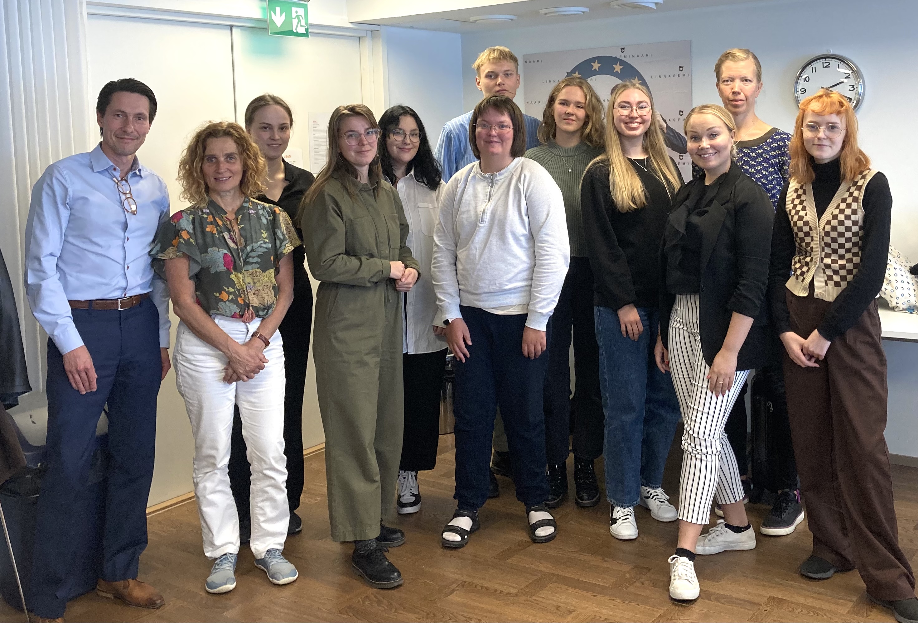 Gruppbild av gruppmedlemmarna i gruppen De ungas Agenda 2030. På bilden finns också Eeva Furman och Sami Pirkkala.