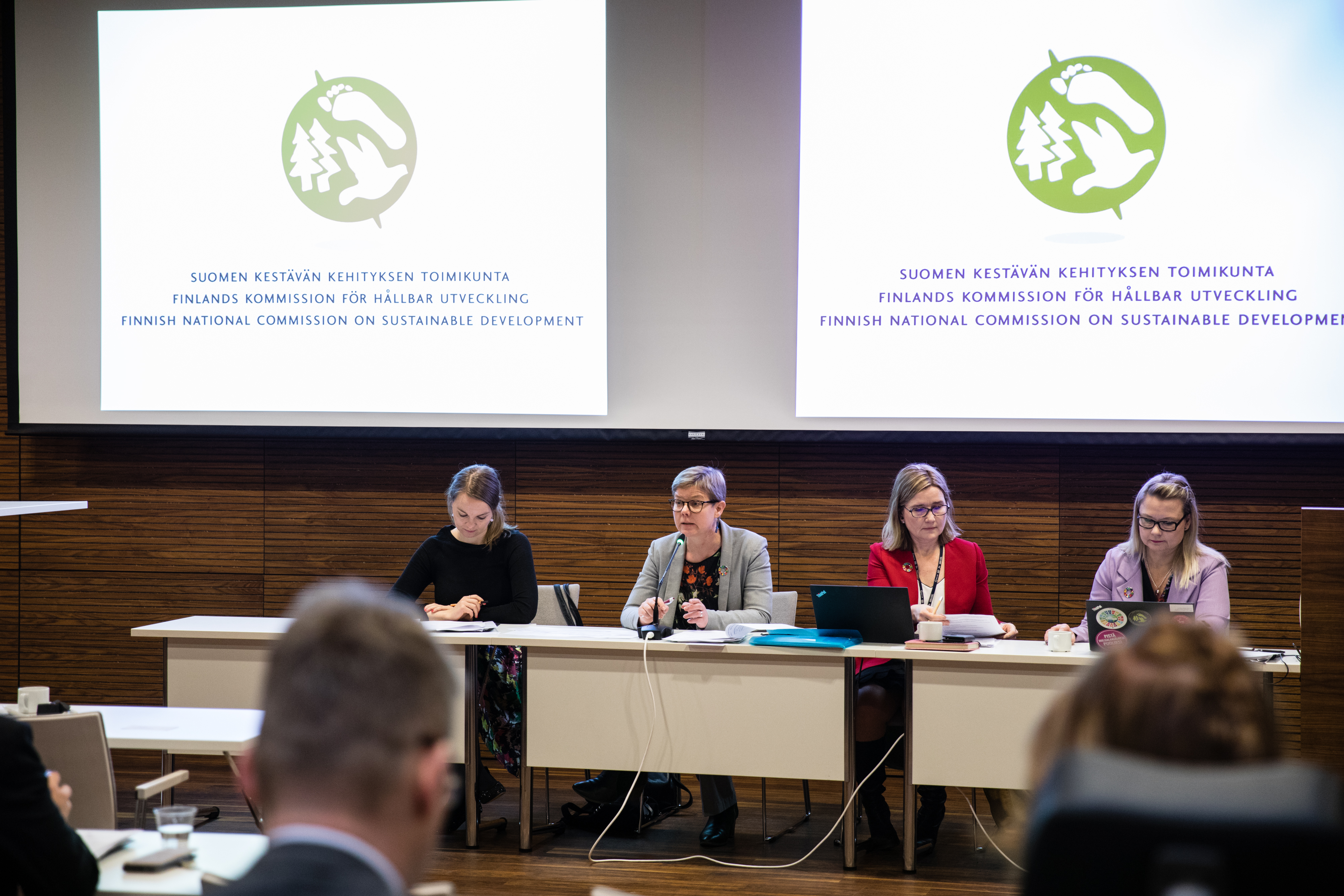 Varapuheenjohtaja Krista Mikkonen johtaa puhetta, hänen vasemmalla puolellaan istuu Katri Kulmuni ja oikealla puolella pääsihteeri Annika Lindblom ja apulaispääsihteeri Marja Innanen